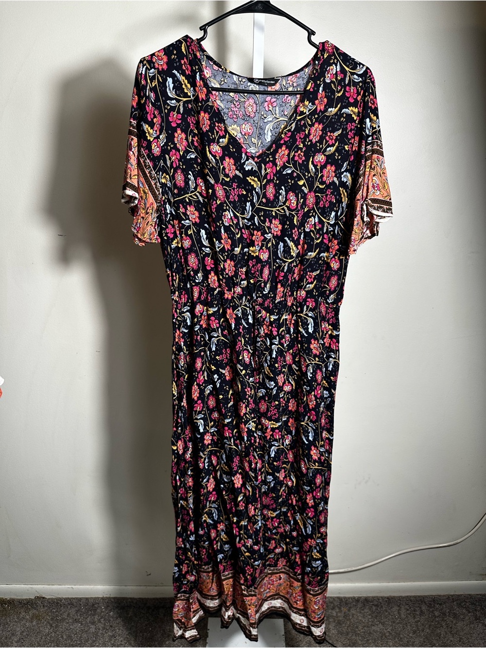 S12. Pretty Garden Floral V-Neck Maxi Dress in Black and Pink